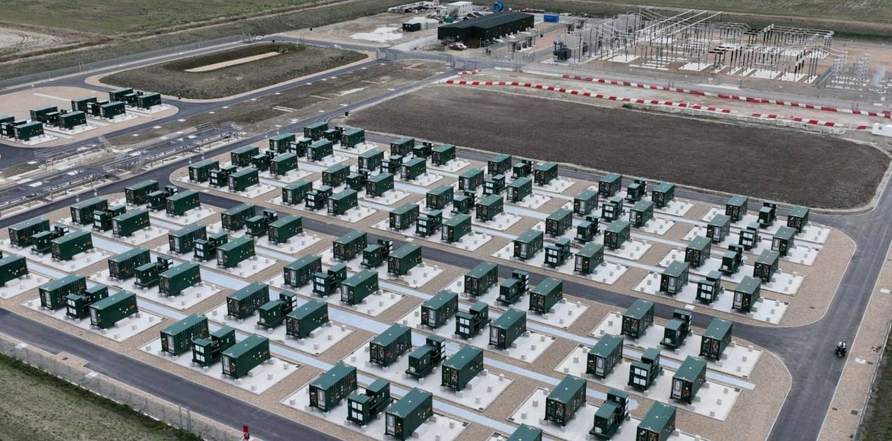 Top-down view of 250 battery containers on Helicasol helical-pile foundations