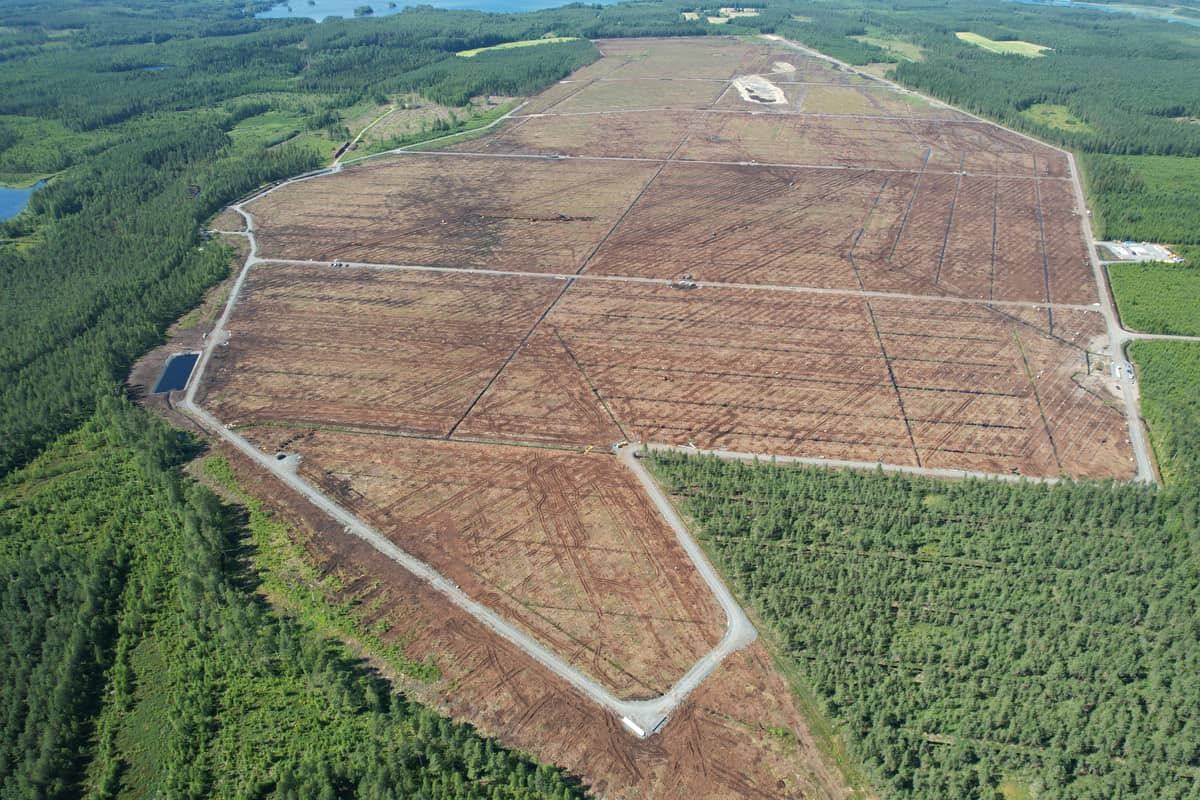 Aerial perspective of Hallanvahti site mid-build, helical piles installed across the array zones