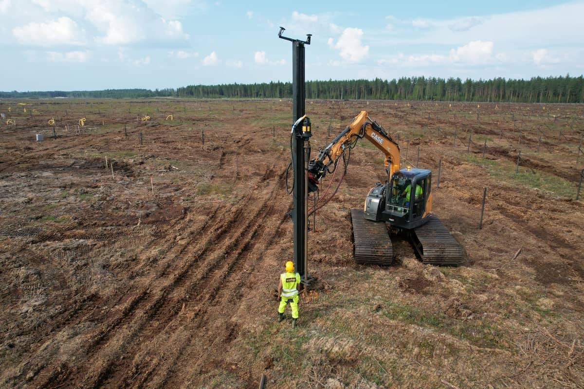 Swamp-capable piling rig set up in cleared peat ground at Hallanvahti