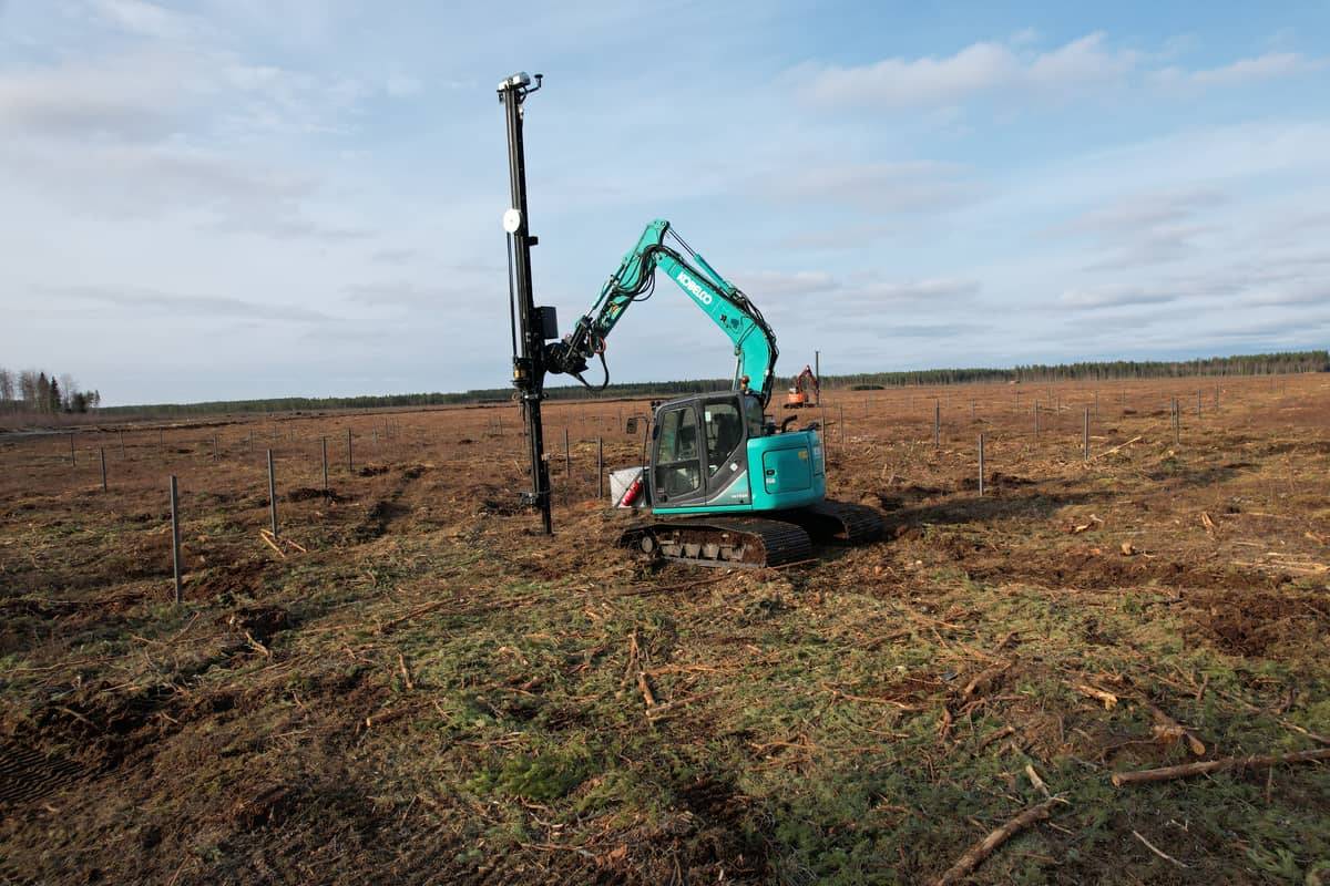 Kobelco GPS-guided piling rig on the Hallanvahti site, ground-level view