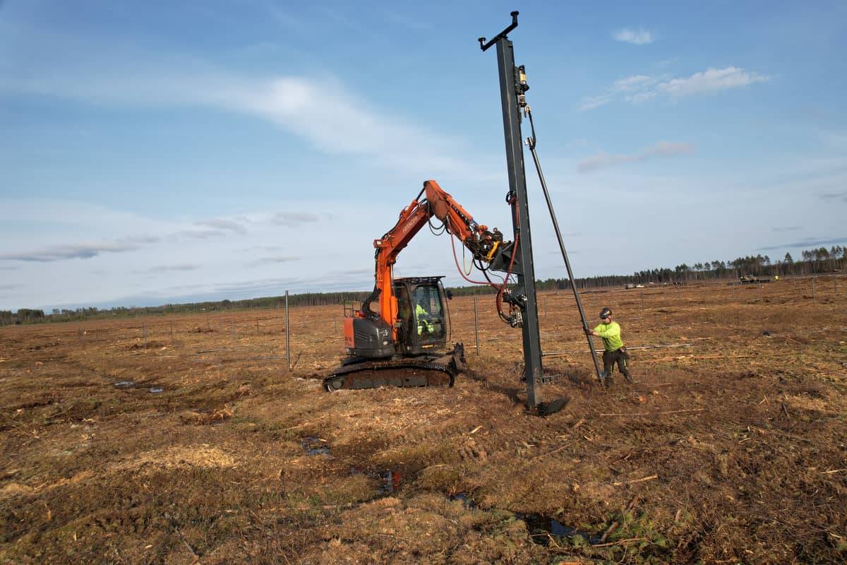 Hitachi excavator with rotary drive head installing a pile at Hallanvahti, peat ground
