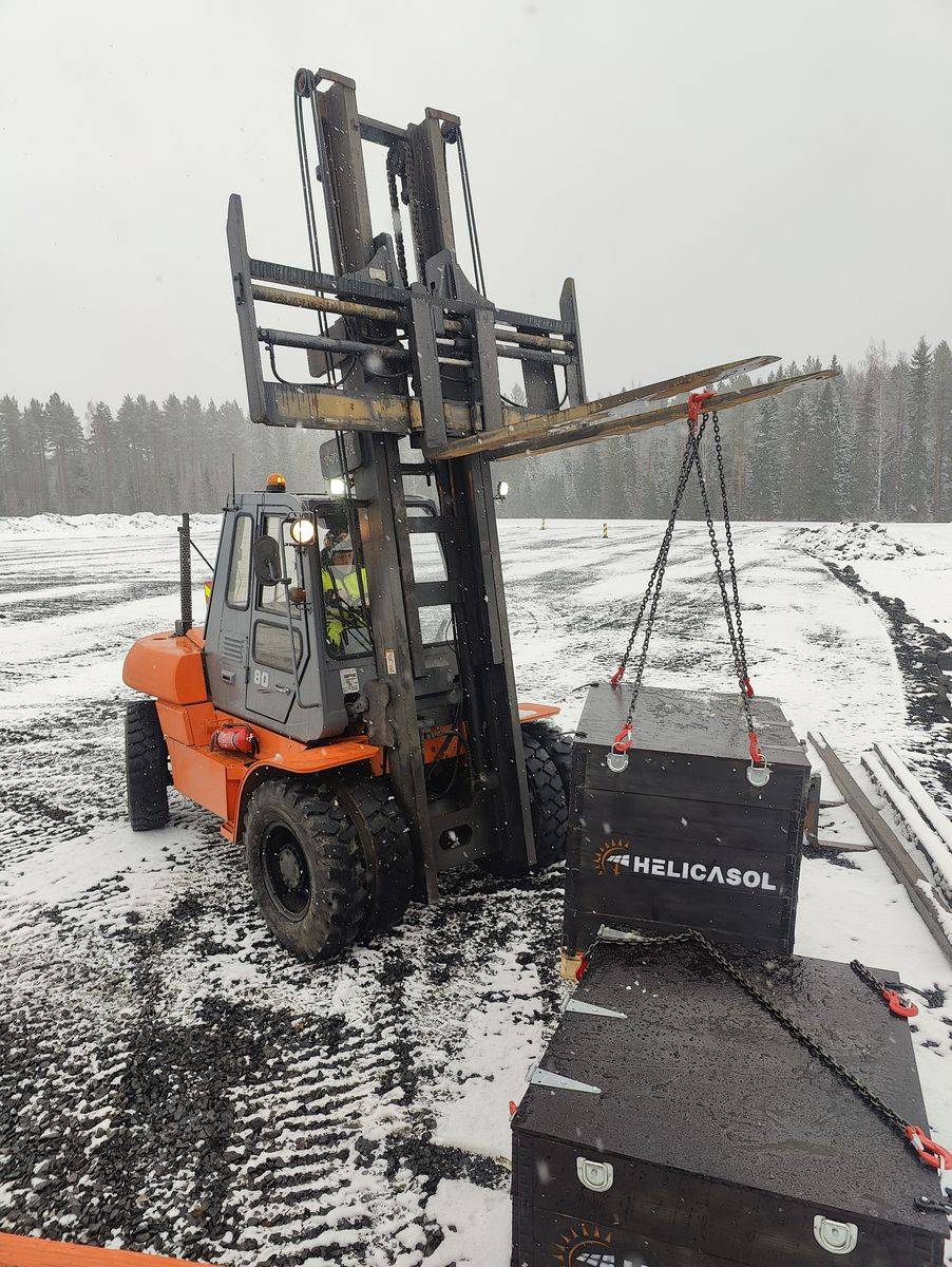 Two excavators and a tracked carrier working in parallel at Hallanvahti