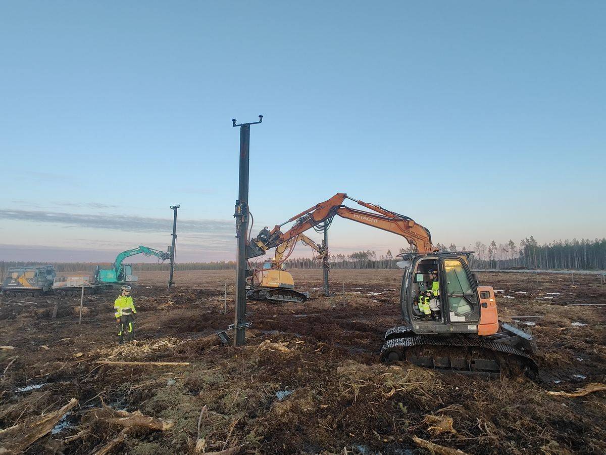 Pile installation in progress at Hallanvahti solar park on Finnish peat