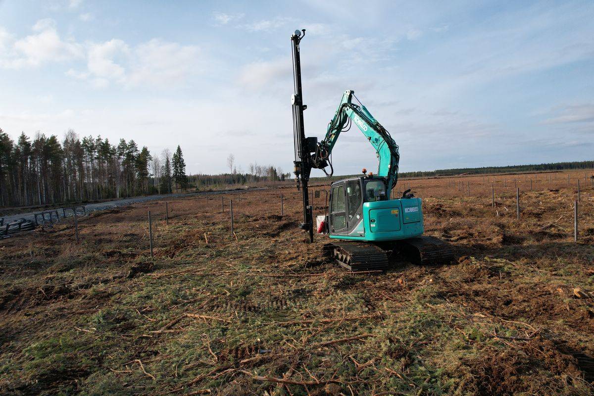 Single piling rig in the Hallanvahti solar park clearing