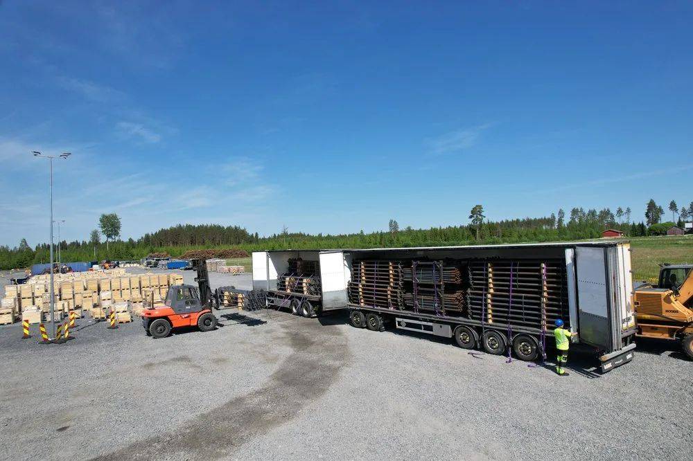 Helicasol piles loaded for dispatch from the Paalupiste yard