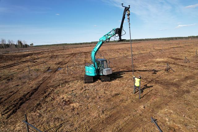 Helicasol crew driving a reference pile during field testing on a Nordic solar site