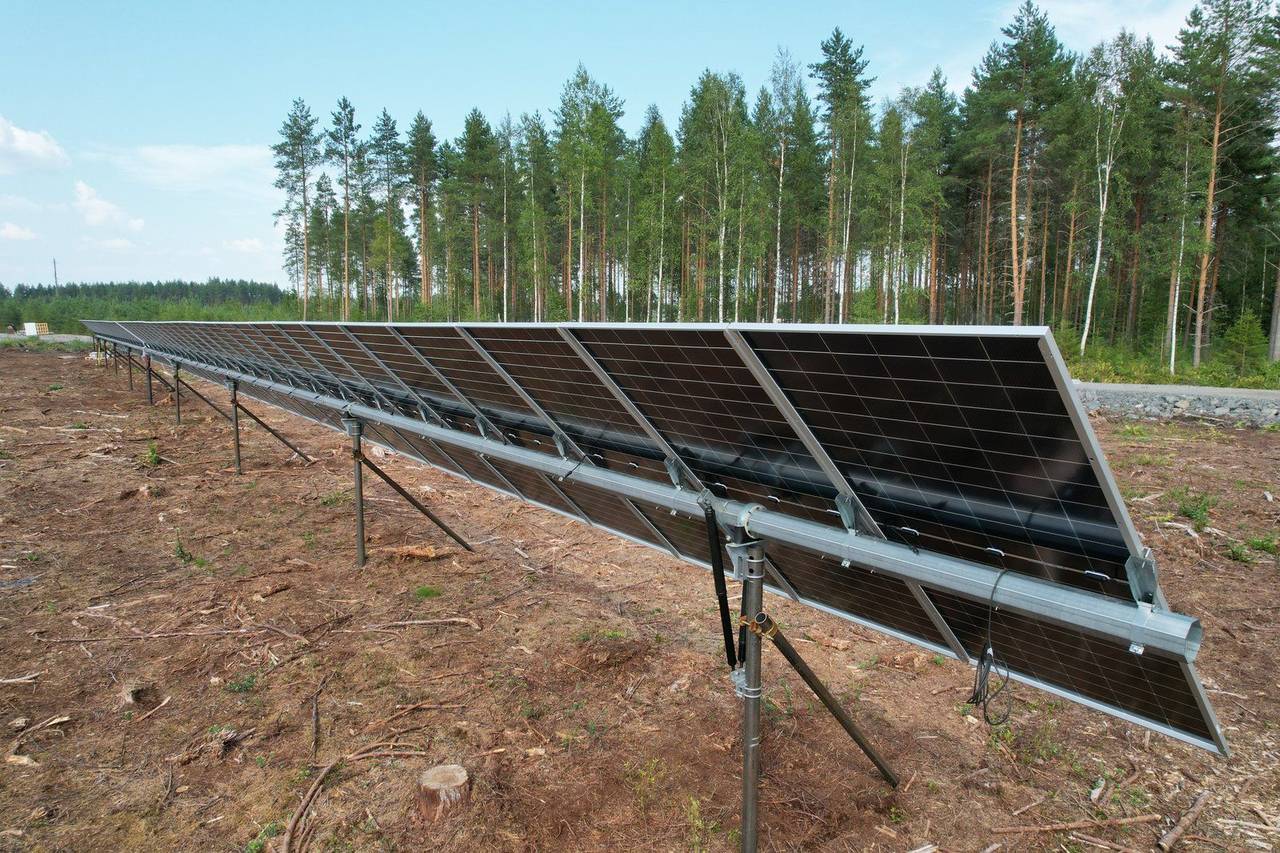 Ilmakuva Helicasolin asennusryhmästä asentamassa ruuvipaaluperustuksia pohjoismaisella aurinkopuistolla