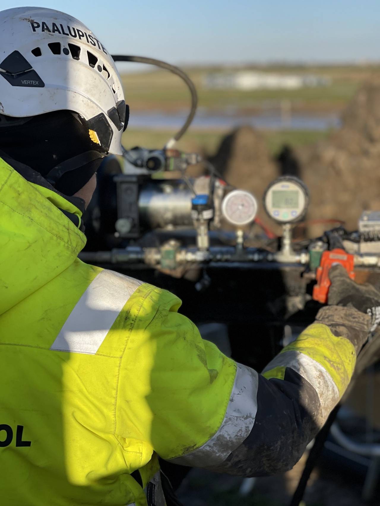 Helicasol engineer measuring hydraulic load test pressure on site