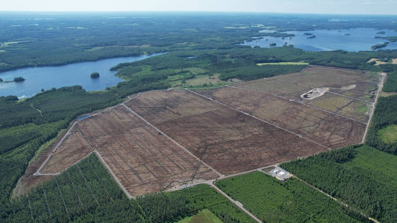 Hallanvahti Solar Park completed — 129 MW operating, 71,000 piles installed