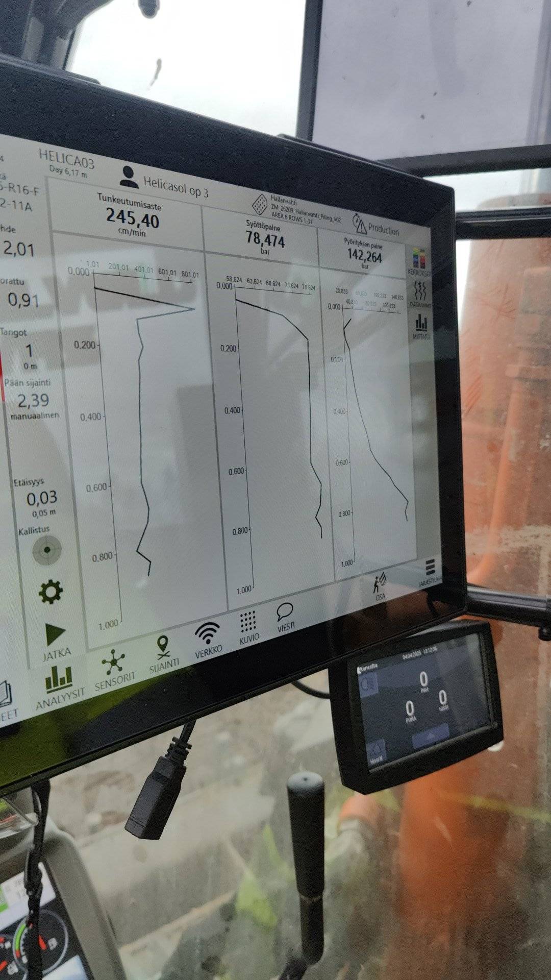In-cab display showing live torque, rotation pressure and feed pressure data — Hallanvahti project